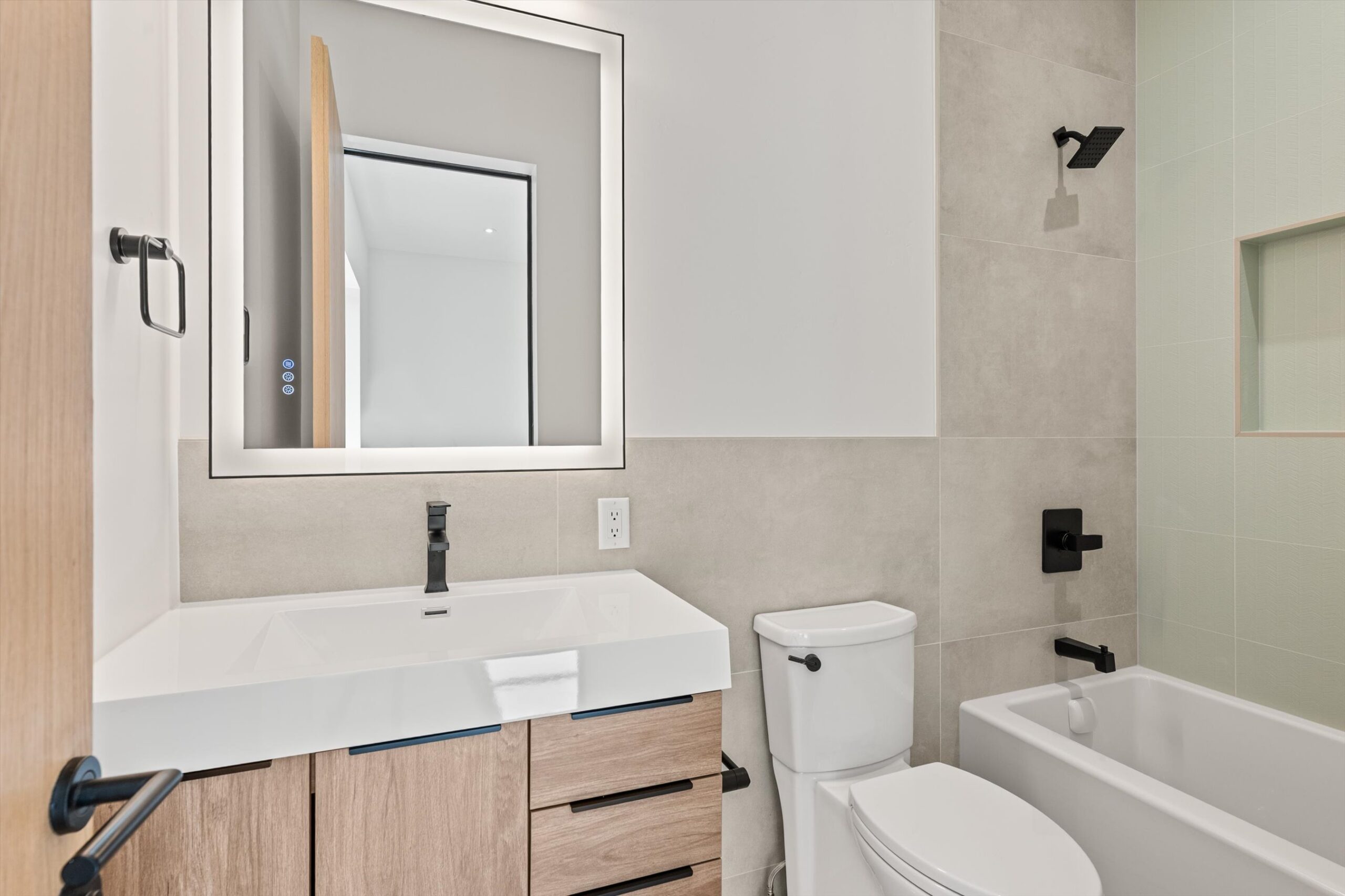Secondary bath with tub/shower combo